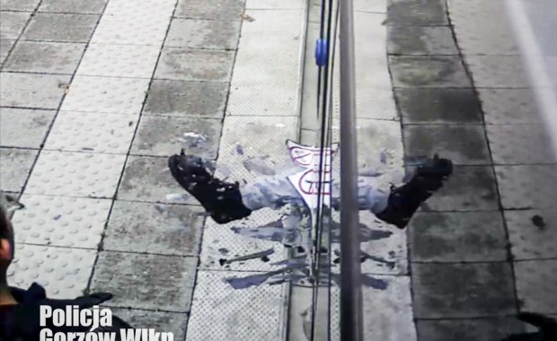 Wybił szybę w tramwaju, skoczył na maskę samochodu. Chuligan zatrzymany