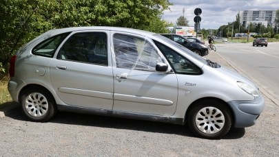 Wybili szyby w ponad 30 autach. Policja szuka wandali