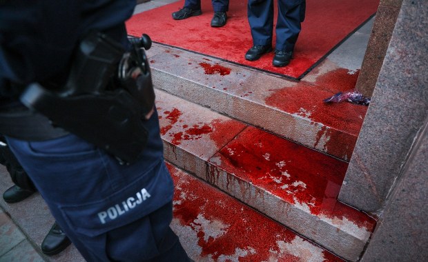 ​Wybita szyba i czerwona farba przy wejściu do MSZ. Protest ws. Strefy Gazy