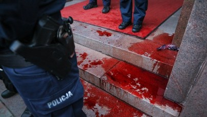 ​Wybita szyba i czerwona farba przy wejściu do MSZ. Protest ws. Strefy Gazy