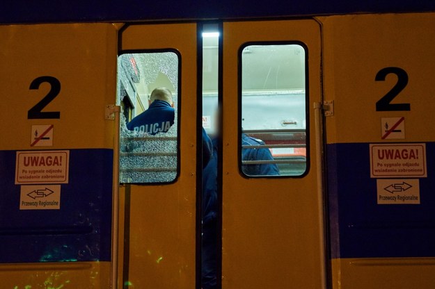 Wybita szyba w pociągu osobowym jadącym z Elbląga do Gdyni /Adam Warżawa /PAP