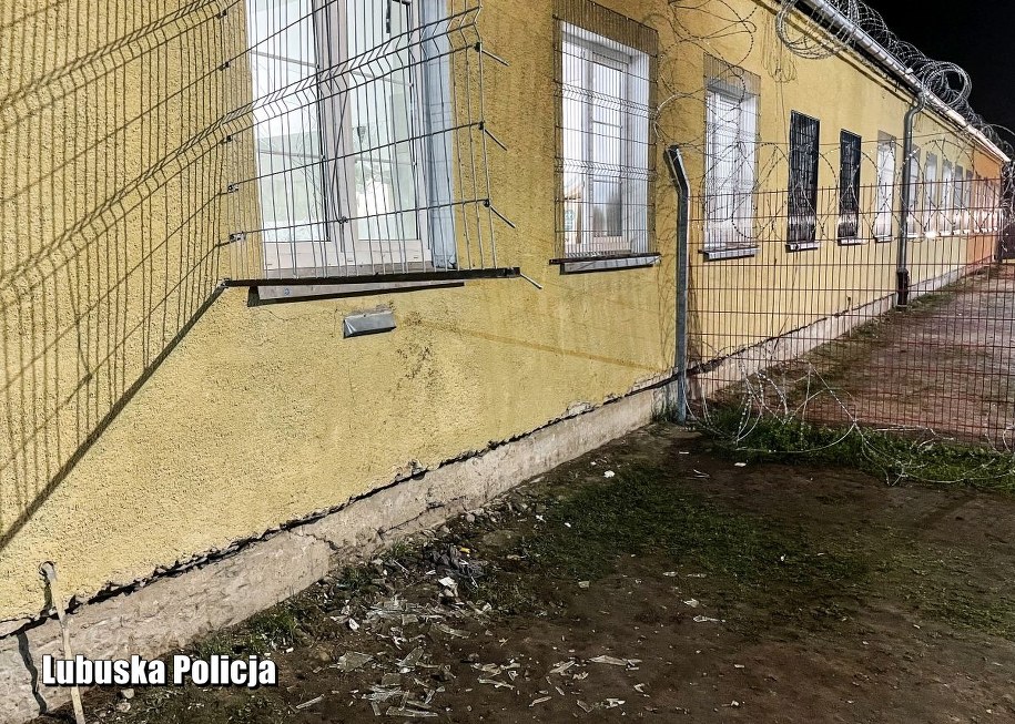 Wybite szyby w ośrodku w Wędrzynie /lubuska.policja.gov.pl /