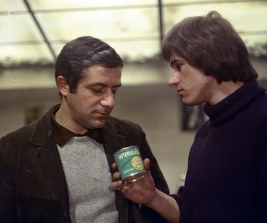 Wybitny aktor kinowy i teatralny Jerzy Radziwiłowicz kończy we wtorek, 8 września, 65 lat. Pamiętnego Birkuta z "Człowieka z marmuru" Andrzeja Wajdy młodsze pokolenie kojarzy z tytułową rolą w kryminalnym serialu "Glina" Władysława Pasikowskiego.

Kinowym debiutem Jerzego Radziwiłowicza była rola w filmie Stanisława Różewicza "Drzwi w murze" (1973). Młody aktor zmierzył się na ekranie z grającym znanego dramaturga Zbigniewem Zapasiewiczem. Mimo że starszy aktor podebrał mu w filmie narzeczoną, bohater Radziwiłowicza pokazał dobre maniery, częstując swego konkurenta orzeszkami. 