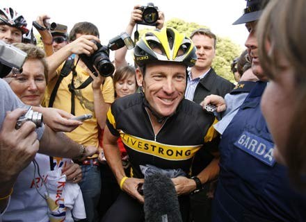 Wybitny kolarz Lance Armstrong wygrał z nowotworem. Na zdjęciu w Dublinie, sierpień 2009 /AFP