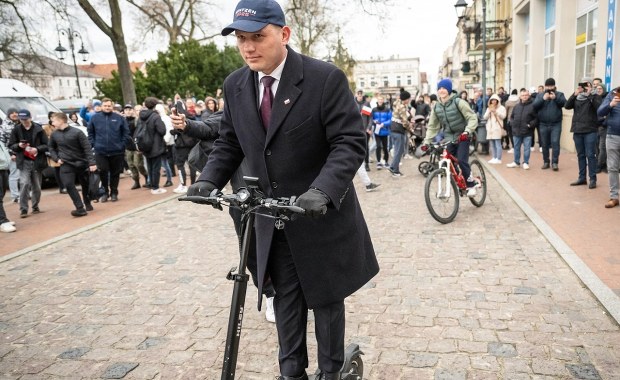"Wybitny operator hulajnogi". Europoseł PiS kpi z Mentzena
