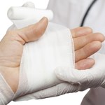 Wybity palec: Objawy, jak leczyć? 
