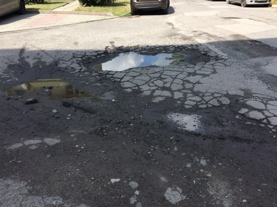 Wyboista ulica Kolista w Katowicach-Giszowcu /Anna Kropaczek /RMF FM