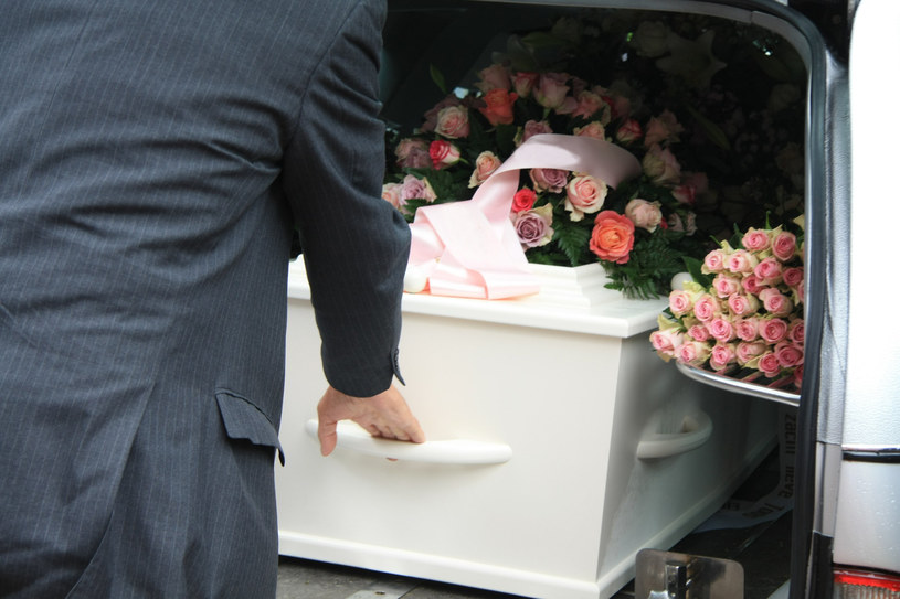 Wybór kwiatów na pogrzeb uzależniony jest często od ich symboliki i dopasowania do osoby zmarłej /123RF/PICSEL