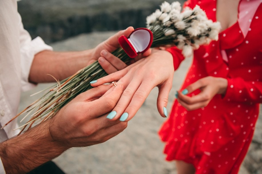 Wybór miejsca na zaręczyny to decyzja, która może przyprawić o zawrót głowy /Shutterstock