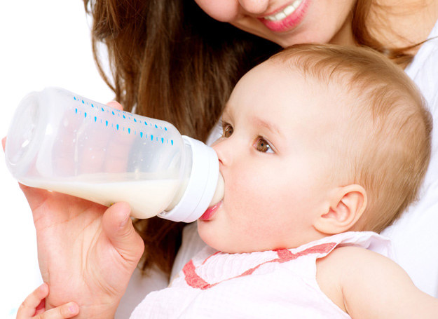 Wybór mieszanki mlecznej dla dziecka najlepiej skonsultować z pediatrą. /123RF/PICSEL