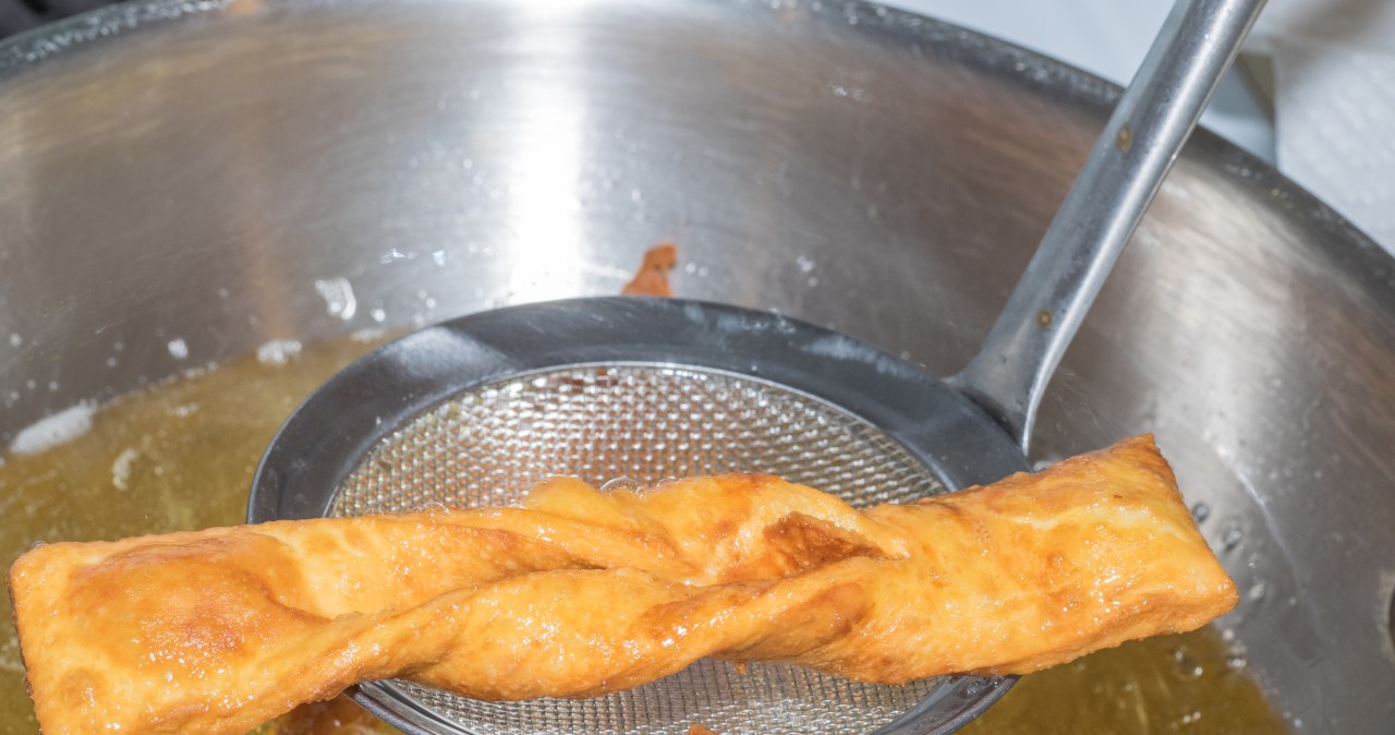 Wybór tłuszczu do smażenia faworków ma ogromne znaczenie /Pixel