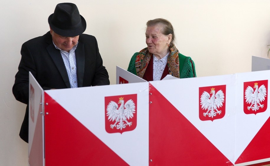 Wyborcy oddający głos w Zębie na Podhalu - to właśnie tam znajdowała się najwyżej położona komisja wyborcza w kraju (1013 m n.p.m.) /Grzegorz Momot /PAP