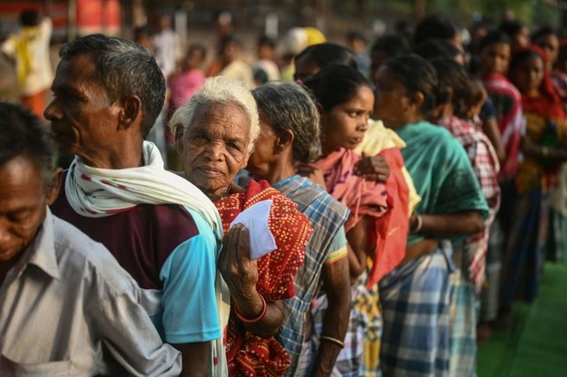 Wyborcy w kolejce przed lokalem wyborczym w miejscowości Dugeli w stanie Chhattisgarh w środkowo-wschodnich Indiach. /IDREES MOHAMMED /PAP/EPA
