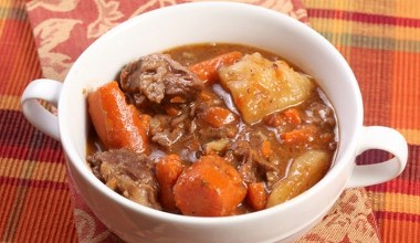 Wyborny gulasz irlandzki ze szlachetnego mięsa. Przepis krok po kroku 