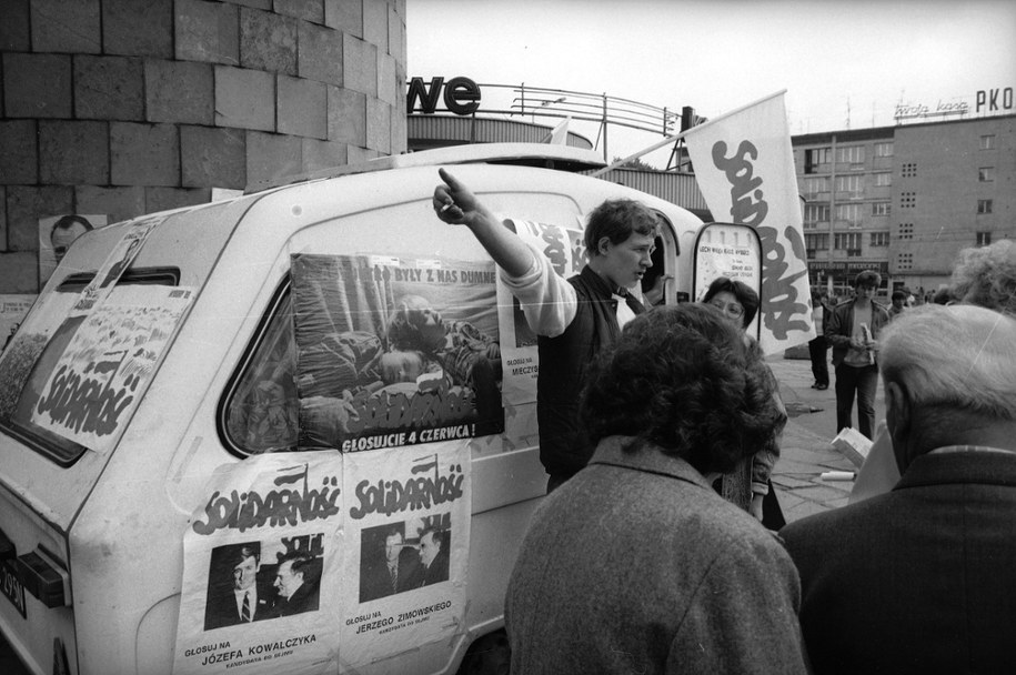 Wybory 4 czerwca 1989 roku - punkt informacyjny Solidarności przed lokalem Obwodowej Komisji Wyborczej w Szczecinie /Jerzy Undro /PAP