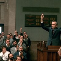 Tadeusz Mazowiecki po ogłoszeniu wyników głosowania nad powołaniem jego rządu. 