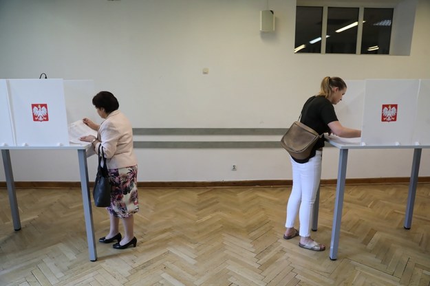 Wybory do Parlamentu Europejskiego 2019: głosowanie w lokalu wyborczym w Szkole Głównej Służby Pożarniczej w Warszawie /	Tomasz Gzell   /PAP