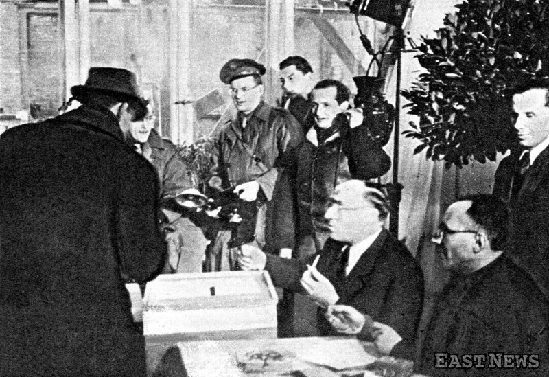 Wybory do Sejmu Ustawodawczego - 19 stycznia 1947 r. Lokal przy ul. Mokotowskiej w Warszawie /Laski Diffusion /East News