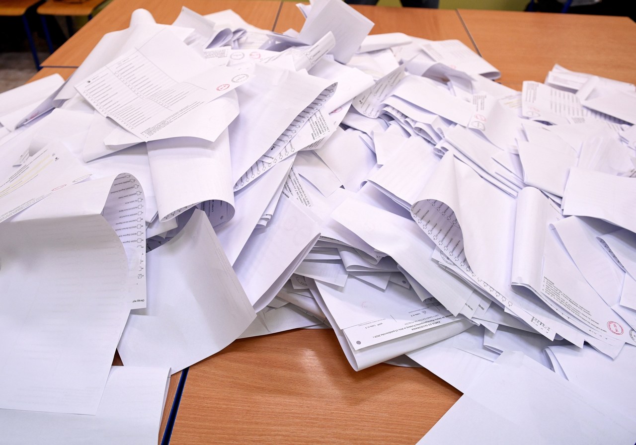 Wybory korespondencyjne: Kilka dni liczenia głosów, dziesiątki ton papieru