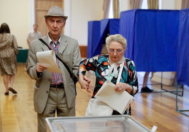 Wybory parlamentarne wygrała partia Sługa Narodu /SERGEY DOLZHENKO /PAP/EPA
