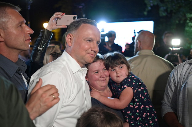 Wybory prezydenckie 2020. Andrzej Duda podczas spotkania z mieszkańcami Końskich, gdzie wystąpił w ramach "debaty" prezydenckiej / 	Marcin Obara  /PAP