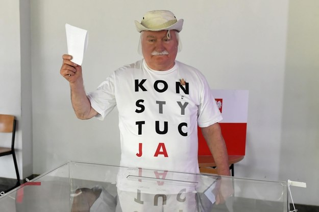 Wybory prezydenckie 2020. Były prezydent RP Lech Wałęsa oddaje głos w lokalu wyborczym w Gdańsku, 28 czerwca / 	Adam Warżawa    /PAP