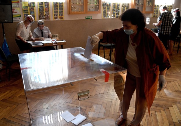Wybory prezydenckie 2020. Głosowanie w lokalu Obwodowej Komisji Wyborczej nr 1 w Krasiczynie /Darek Delmanowicz /PAP