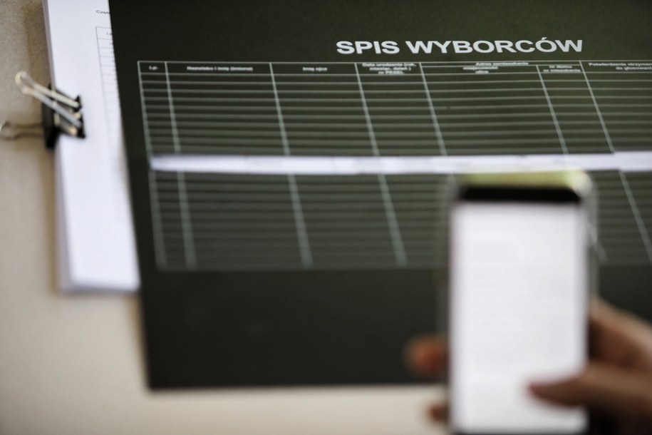 Wybory prezydenckie 2020 - II tura. Głosowanie w jednym z lokali wyborczych w Warszawie /Leszek Szymański /PAP