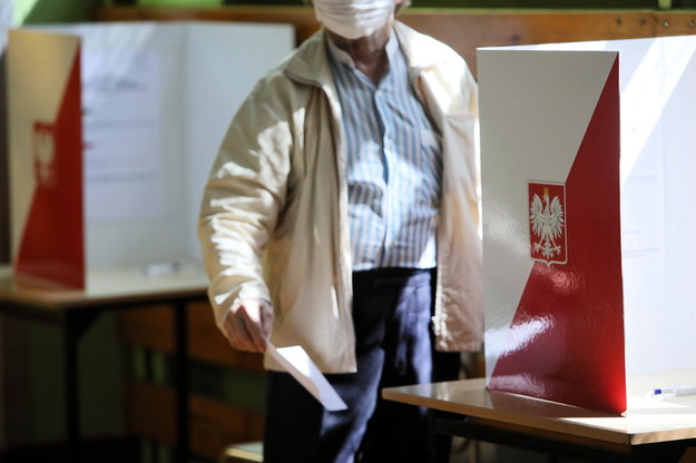 Wybory prezydenckie 2020 - II tura. Głosowanie w jednym z lokali wyborczych w Warszawie /Leszek Szymański /PAP