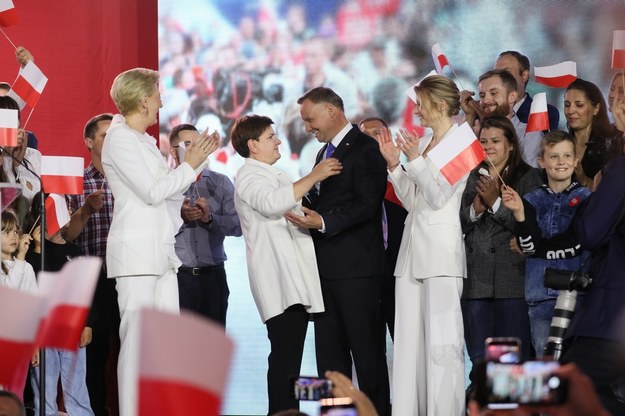 Wybory prezydenckie 2020 - II tura. Ubiegający się o reelekcję prezydent Andrzej Duda (C-P) wraz z małżonką Agatą Kornhauser-Dudą (C-2L), córką Kingą (C-2P) oraz europosłanką Beatą Szydło (C-L) podczas wieczoru wyborczego w Pułtusku /Leszek Szymański /PAP