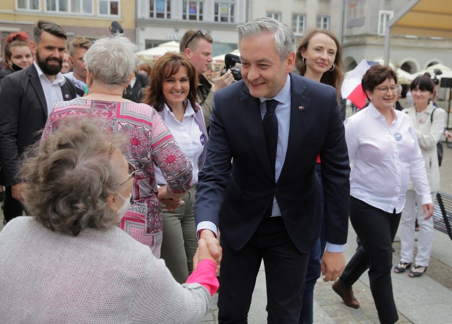 Wybory prezydenckie 2020. Kandydat Lewicy Robert Biedroń podczas spotkania z mieszkańcami Olsztyna /Tomasz Waszczuk /PAP