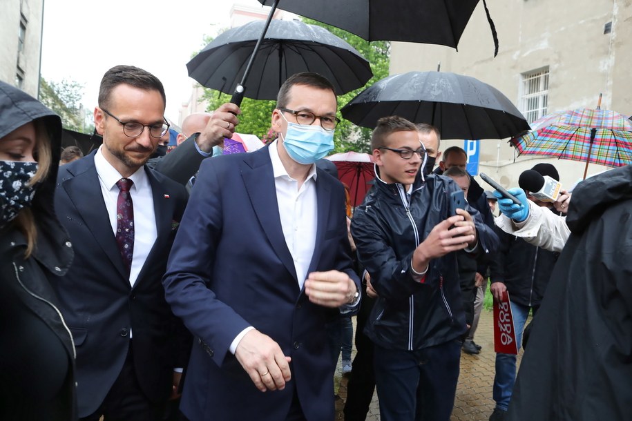 Wybory prezydenckie 2020. Premier Mateusz Morawiecki i poseł Waldemar Buda (po lewej) podczas spotkania z mieszkańcami Łodzi /Roman Zawistowski /PAP