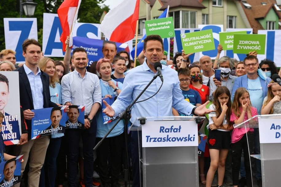 Wybory prezydenckie 2020. Rafał Trzaskowski podczas spotkania z wyborcami w Zgierzu /	Grzegorz Michałowski   /PAP