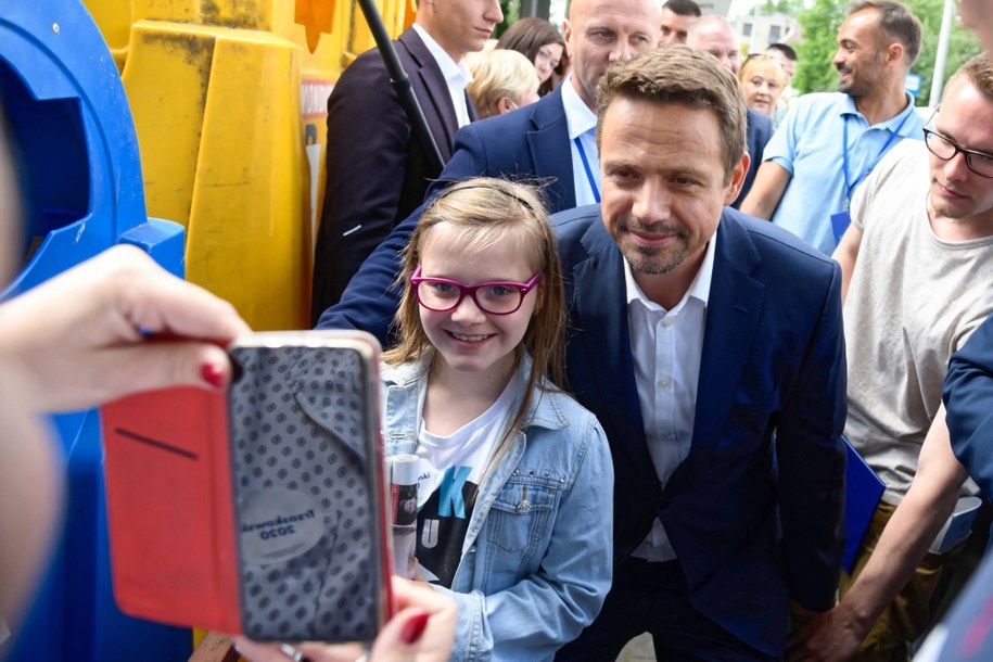 Wybory prezydenckie 2020. Rafał Trzaskowski podczas spotkania z mieszkańcami Łagiewnik Kościelnych w powiecie gnieźnieńskim w Wielkopolsce /Jakub Kaczmarczyk /PAP