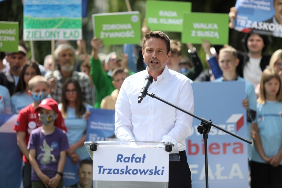 Wybory prezydenckie 2020. Rafał Trzaskowski podczas spotkania z mieszkańcami mazowieckiego Raciąża /Szymon Łabiński /PAP