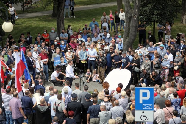 Wybory prezydenckie 2020. Rafał Trzaskowski podczas spotkania z mieszkańcami mazowieckiego Raciąża /Szymon Łabiński /PAP