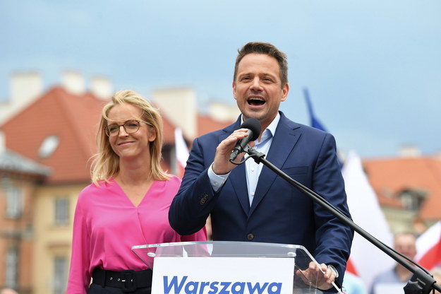 Wybory prezydenckie 2020. Rafał Trzaskowski z żoną Małgorzatą Trzaskowską podczas kampanijnego wystąpienia na Placu Zamkowym w Warszawie / 	Radek Pietruszka   /PAP