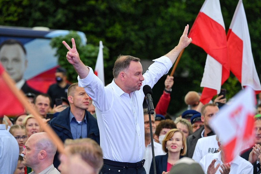 Wybory prezydenckie 2020. Ubiegający się o reelekcję prezydent Andrzej Duda podczas spotkania z mieszkańcami świętokrzyskiego Mniowa /Wojtek Jargiło /PAP