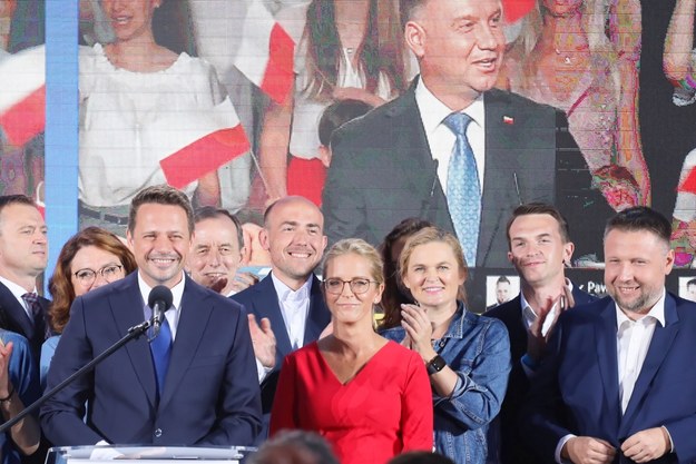 Wybory prezydenckie 2020: Wieczór wyborczy 28 czerwca. Na pierwszym planie Rafał Trzaskowski i jego żona Małgorzata Trzaskowska, w tle na telebimie: prezydent Andrzej Duda /Paweł Supernak /PAP