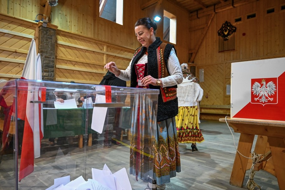 Wybory prezydenckie 2025. Głosowanie w Poroninie na Podhalu. /	Grzegorz Momot   /PAP