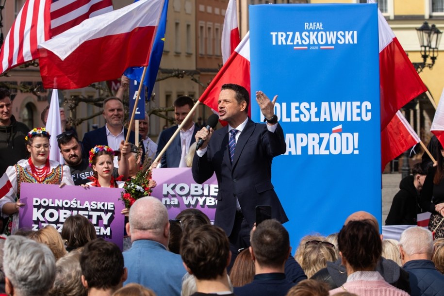 Wybory prezydenckie 2025. Kandydat KO, prezydent Warszawy Rafał Trzaskowski podczas spotkania z wyborcami w Bolesławcu 12 kwietnia /Krzysztof Ćwik /PAP
