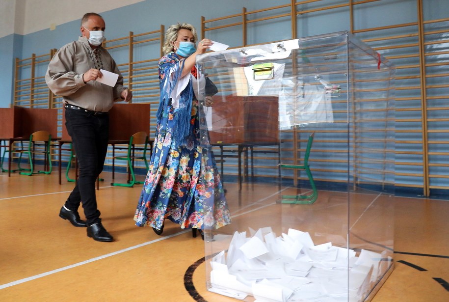 Wybory prezydenckie. Głosowanie w obwodowej komisji wyborczej w Bukowinie Tatrzańskiej / 	Grzegorz Momot    /PAP