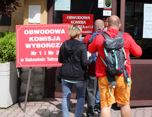 Wybory prezydenckie - II tura. Głosowanie w obwodowej komisji wyborczej nr 1 i nr 2 w Bukowinie Tatrzańskie / 	Grzegorz Momot    /PAP