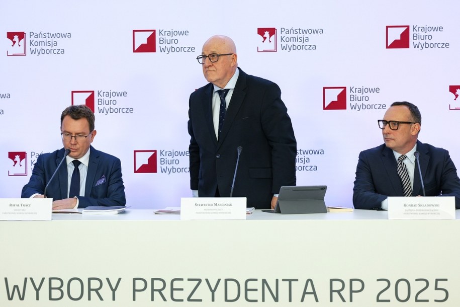 Wybory prezydenta RP - I tura. Zastępca Przewodniczacego PKW Konrad Składowski (P), sekretarz PKW Rafał Tkacz (L) i przewodniczący PKW Sylwester Marciniak (w środku) na II konferencji PKW w Warszawie. /PAP
