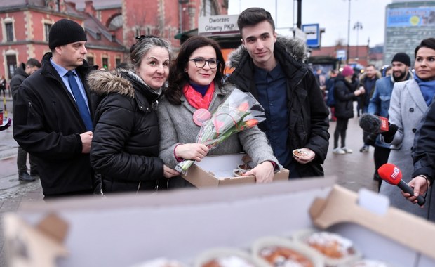 Wybory w Gdańsku. Aleksandra Dulkiewicz przywitana w Ratuszu śpiewem i brawami