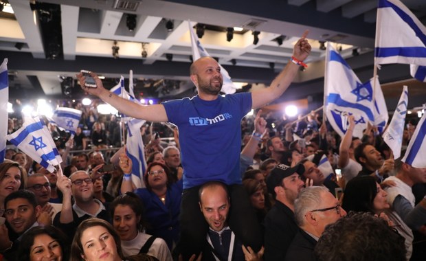 Wybory w Izraelu: Obaj rywale ogłaszają zwycięstwo. Rozbieżne sondaże exit poll