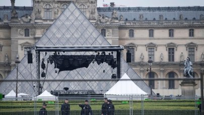 Wybory we Francji. Ewakuowano dziedziniec Luwru