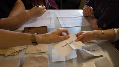 Wybory we Francji: Macron i Le Pen zmierzą się w drugiej turze