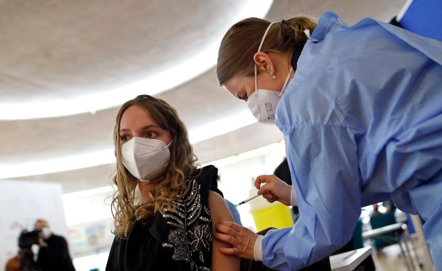 Wybrałeś preparat Johnson & Johnson? Twoje szczepienie może się opóźnić