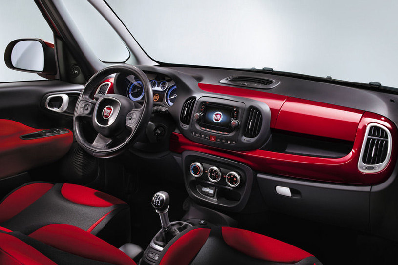 Wybrane elementy kokpitu 500L mogą zostać pomalowane w kolorze karoserii. /Fiat